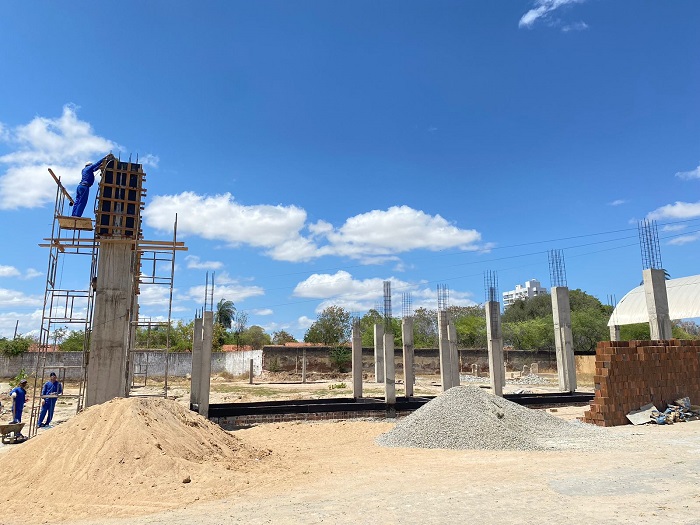 Gestão municipal executa obra de construção de moderno ginásio poliesportivo no município de Sousa  